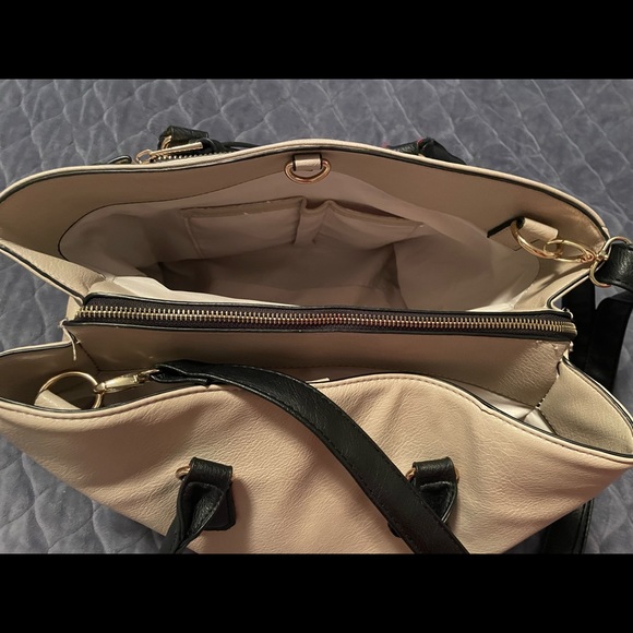 Aldo 2 tone cream and black handbag with shoulder strap. - Picture 8 of 16
